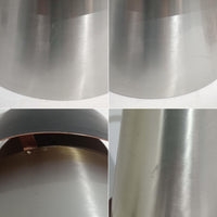 Jo HammerborgがFog & Morupのために手掛けた「Corona」は、直径22cmとコンパクトながら全高45cmと縦にしっかりとした存在感を持つアルミ×スチール製ペンダントライトで、上下に伸びる円錐形フォルムと中央のブラックバンドが彫刻的な印象を与える北欧ビンテージ品です。光源を囲む二重構造によって眩しさを抑えつつ下方向へ明かりを集中的に落とす設計となっており、ダイニングやカウンター上での1灯使用はもちろん、複数灯を並べても空間にリズムを生み出します。経年で深まった素材の風合いがハーマボーらしいモダンな佇まいを際立たせ、空間のアクセントとしても十分な存在感を発揮します。