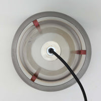 Jo HammerborgがFog & Morupのために手掛けた「Corona」は、直径22cmとコンパクトながら全高45cmと縦にしっかりとした存在感を持つアルミ×スチール製ペンダントライトで、上下に伸びる円錐形フォルムと中央のブラックバンドが彫刻的な印象を与える北欧ビンテージ品です。光源を囲む二重構造によって眩しさを抑えつつ下方向へ明かりを集中的に落とす設計となっており、ダイニングやカウンター上での1灯使用はもちろん、複数灯を並べても空間にリズムを生み出します。経年で深まった素材の風合いがハーマボーらしいモダンな佇まいを際立たせ、空間のアクセントとしても十分な存在感を発揮します。