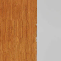 Domino Moblerが製作したデンマーク製ボードです。オーク材の明るく穏やかな木目を活かした端正なフレームです。引き戸構造により省スペースで使いやすく、内部には棚板を備え日用品や書類、食器などをすっきりと収納可能。幅122cmのバランスの取れたサイズ感で、リビングやダイニングのサイドキャビネットとしても活躍します。経年で味わいを増した木肌が空間に温もりと北欧ビンテージらしい趣を添える一品です。