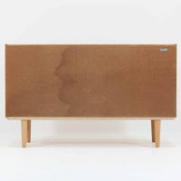 Domino Moblerが製作したデンマーク製ボードです。オーク材の明るく穏やかな木目を活かした端正なフレームです。引き戸構造により省スペースで使いやすく、内部には棚板を備え日用品や書類、食器などをすっきりと収納可能。幅122cmのバランスの取れたサイズ感で、リビングやダイニングのサイドキャビネットとしても活躍します。経年で味わいを増した木肌が空間に温もりと北欧ビンテージらしい趣を添える一品です。