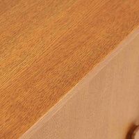 Domino Moblerが製作したデンマーク製ボードです。オーク材の明るく穏やかな木目を活かした端正なフレームです。引き戸構造により省スペースで使いやすく、内部には棚板を備え日用品や書類、食器などをすっきりと収納可能。幅122cmのバランスの取れたサイズ感で、リビングやダイニングのサイドキャビネットとしても活躍します。経年で味わいを増した木肌が空間に温もりと北欧ビンテージらしい趣を添える一品です。