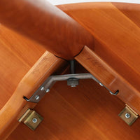 ブロードレネ・アンダーセンによる円形ダイニングテーブルで、チェリー無垢材を贅沢に用いた北欧ビンテージらしい上質な佇まいが魅力です。直径110cmのラウンド天板は、縁にやわらかな丸みを持たせた丁寧な仕上げで、脚部とのバランスも美しく、食卓を穏やかな雰囲気に整えます。無垢材ならではの滑らかな手触りと、経年により深みを増した色合いが特徴で、家族の団らんはもちろん、来客時にも自然と人が集まる一台です。北欧家具らしい実用性と職人技が感じられる、長く付き合えるダイニングテーブルです。