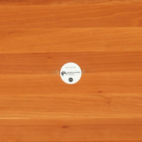 ブロードレネ・アンダーセンによる円形ダイニングテーブルで、チェリー無垢材を贅沢に用いた北欧ビンテージらしい上質な佇まいが魅力です。直径110cmのラウンド天板は、縁にやわらかな丸みを持たせた丁寧な仕上げで、脚部とのバランスも美しく、食卓を穏やかな雰囲気に整えます。無垢材ならではの滑らかな手触りと、経年により深みを増した色合いが特徴で、家族の団らんはもちろん、来客時にも自然と人が集まる一台です。北欧家具らしい実用性と職人技が感じられる、長く付き合えるダイニングテーブルです。