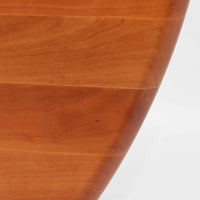 ブロードレネ・アンダーセンによる円形ダイニングテーブルで、チェリー無垢材を贅沢に用いた北欧ビンテージらしい上質な佇まいが魅力です。直径110cmのラウンド天板は、縁にやわらかな丸みを持たせた丁寧な仕上げで、脚部とのバランスも美しく、食卓を穏やかな雰囲気に整えます。無垢材ならではの滑らかな手触りと、経年により深みを増した色合いが特徴で、家族の団らんはもちろん、来客時にも自然と人が集まる一台です。北欧家具らしい実用性と職人技が感じられる、長く付き合えるダイニングテーブルです。