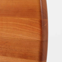 ブロードレネ・アンダーセンによる円形ダイニングテーブルで、チェリー無垢材を贅沢に用いた北欧ビンテージらしい上質な佇まいが魅力です。直径110cmのラウンド天板は、縁にやわらかな丸みを持たせた丁寧な仕上げで、脚部とのバランスも美しく、食卓を穏やかな雰囲気に整えます。無垢材ならではの滑らかな手触りと、経年により深みを増した色合いが特徴で、家族の団らんはもちろん、来客時にも自然と人が集まる一台です。北欧家具らしい実用性と職人技が感じられる、長く付き合えるダイニングテーブルです。