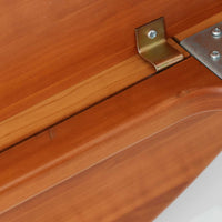 ブロードレネ・アンダーセンによる円形ダイニングテーブルで、チェリー無垢材を贅沢に用いた北欧ビンテージらしい上質な佇まいが魅力です。直径110cmのラウンド天板は、縁にやわらかな丸みを持たせた丁寧な仕上げで、脚部とのバランスも美しく、食卓を穏やかな雰囲気に整えます。無垢材ならではの滑らかな手触りと、経年により深みを増した色合いが特徴で、家族の団らんはもちろん、来客時にも自然と人が集まる一台です。北欧家具らしい実用性と職人技が感じられる、長く付き合えるダイニングテーブルです。