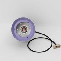 Carl ThoreがGranhaga Metallindustriで手掛けた直径15cmの小ぶりなペンダントライトで、段状に重ねたアルミシェードが光を柔らかく拡散し、点灯時には上下方向へ美しいグラデーションを生み出す北欧ビンテージ品です。繊細なヘアライン仕上げとブラックパーツのコントラストがモダンな印象を与え、キッチンカウンターや小空間のアクセント照明としてはもちろん、複数灯を並べたコーディネートにも最適です。コンパクトながら彫刻的なフォルムが存在感を放ち、経年で深まった質感がビンテージならではの魅力を際立たせています。