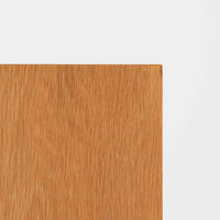 北欧ビンテージらしい素朴で誠実なつくりが魅力のブックシェルフです。オーク材を用いた本体は、直線的で無駄のないフォルムと、木目の表情をそのまま生かした仕上げが特徴で、空間に自然な温もりをもたらします。幅85cmの使いやすいサイズ感に、すべて可動式の棚板を備えており、収納する物に合わせて高さ調整が可能です。本や雑誌の収納はもちろん、器やオブジェを飾るディスプレイ棚としても活躍します。経年変化により深みを増した木肌と、実用性を重視した北欧家具らしい佇まいが、日常の暮らしに静かに寄り添う一台です。