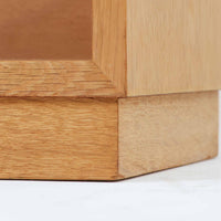 北欧ビンテージらしい素朴で誠実なつくりが魅力のブックシェルフです。オーク材を用いた本体は、直線的で無駄のないフォルムと、木目の表情をそのまま生かした仕上げが特徴で、空間に自然な温もりをもたらします。幅85cmの使いやすいサイズ感に、すべて可動式の棚板を備えており、収納する物に合わせて高さ調整が可能です。本や雑誌の収納はもちろん、器やオブジェを飾るディスプレイ棚としても活躍します。経年変化により深みを増した木肌と、実用性を重視した北欧家具らしい佇まいが、日常の暮らしに静かに寄り添う一台です。