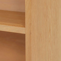 北欧ビンテージらしい素朴で誠実なつくりが魅力のブックシェルフです。オーク材を用いた本体は、直線的で無駄のないフォルムと、木目の表情をそのまま生かした仕上げが特徴で、空間に自然な温もりをもたらします。幅85cmの使いやすいサイズ感に、すべて可動式の棚板を備えており、収納する物に合わせて高さ調整が可能です。本や雑誌の収納はもちろん、器やオブジェを飾るディスプレイ棚としても活躍します。経年変化により深みを増した木肌と、実用性を重視した北欧家具らしい佇まいが、日常の暮らしに静かに寄り添う一台です。