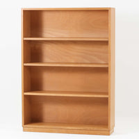 北欧ビンテージらしい素朴で誠実なつくりが魅力のブックシェルフです。オーク材を用いた本体は、直線的で無駄のないフォルムと、木目の表情をそのまま生かした仕上げが特徴で、空間に自然な温もりをもたらします。幅85cmの使いやすいサイズ感に、すべて可動式の棚板を備えており、収納する物に合わせて高さ調整が可能です。本や雑誌の収納はもちろん、器やオブジェを飾るディスプレイ棚としても活躍します。経年変化により深みを増した木肌と、実用性を重視した北欧家具らしい佇まいが、日常の暮らしに静かに寄り添う一台です。