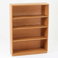 北欧ビンテージらしい素朴で誠実なつくりが魅力のブックシェルフです。オーク材を用いた本体は、直線的で無駄のないフォルムと、木目の表情をそのまま生かした仕上げが特徴で、空間に自然な温もりをもたらします。幅85cmの使いやすいサイズ感に、すべて可動式の棚板を備えており、収納する物に合わせて高さ調整が可能です。本や雑誌の収納はもちろん、器やオブジェを飾るディスプレイ棚としても活躍します。経年変化により深みを増した木肌と、実用性を重視した北欧家具らしい佇まいが、日常の暮らしに静かに寄り添う一台です。