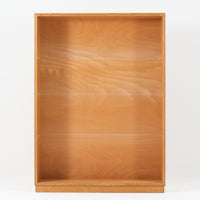 北欧ビンテージらしい素朴で誠実なつくりが魅力のブックシェルフです。オーク材を用いた本体は、直線的で無駄のないフォルムと、木目の表情をそのまま生かした仕上げが特徴で、空間に自然な温もりをもたらします。幅85cmの使いやすいサイズ感に、すべて可動式の棚板を備えており、収納する物に合わせて高さ調整が可能です。本や雑誌の収納はもちろん、器やオブジェを飾るディスプレイ棚としても活躍します。経年変化により深みを増した木肌と、実用性を重視した北欧家具らしい佇まいが、日常の暮らしに静かに寄り添う一台です。