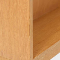 北欧ビンテージらしい素朴で誠実なつくりが魅力のブックシェルフです。オーク材を用いた本体は、直線的で無駄のないフォルムと、木目の表情をそのまま生かした仕上げが特徴で、空間に自然な温もりをもたらします。幅85cmの使いやすいサイズ感に、すべて可動式の棚板を備えており、収納する物に合わせて高さ調整が可能です。本や雑誌の収納はもちろん、器やオブジェを飾るディスプレイ棚としても活躍します。経年変化により深みを増した木肌と、実用性を重視した北欧家具らしい佇まいが、日常の暮らしに静かに寄り添う一台です。