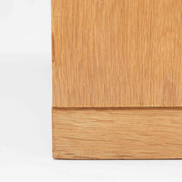 北欧ビンテージらしい素朴で誠実なつくりが魅力のブックシェルフです。オーク材を用いた本体は、直線的で無駄のないフォルムと、木目の表情をそのまま生かした仕上げが特徴で、空間に自然な温もりをもたらします。幅85cmの使いやすいサイズ感に、すべて可動式の棚板を備えており、収納する物に合わせて高さ調整が可能です。本や雑誌の収納はもちろん、器やオブジェを飾るディスプレイ棚としても活躍します。経年変化により深みを増した木肌と、実用性を重視した北欧家具らしい佇まいが、日常の暮らしに静かに寄り添う一台です。