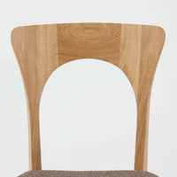 Niels Koefoedが1957年にデザインし、現在はCaso Furnitureより復刻製作されているモデル「Peter」のダイニングチェアです。オーク材の美しい木目を活かしたフレームと、背もたれに大きく設けられたアーチ状の開口部が印象的で、軽やかさと構造的な強度を両立したデザインが特徴です。身体をやさしく受け止める背のラインと、適度なクッション性を備えた座面により、日常使いにおいても快適な座り心地を実現しています。素材の質感を活かしたシンプルな佇まいは、ダイニング空間に自然と馴染み、北欧ミッドセンチュリー期のデザインらしい温かみと洗練を感じさせる一脚です。