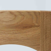 Niels Koefoedが1957年にデザインし、現在はCaso Furnitureより復刻製作されているモデル「Peter」のダイニングチェアです。オーク材の美しい木目を活かしたフレームと、背もたれに大きく設けられたアーチ状の開口部が印象的で、軽やかさと構造的な強度を両立したデザインが特徴です。身体をやさしく受け止める背のラインと、適度なクッション性を備えた座面により、日常使いにおいても快適な座り心地を実現しています。素材の質感を活かしたシンプルな佇まいは、ダイニング空間に自然と馴染み、北欧ミッドセンチュリー期のデザインらしい温かみと洗練を感じさせる一脚です。