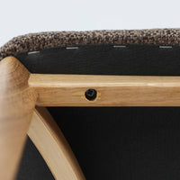 Niels Koefoedが1957年にデザインし、現在はCaso Furnitureより復刻製作されているモデル「Peter」のダイニングチェアです。オーク材の美しい木目を活かしたフレームと、背もたれに大きく設けられたアーチ状の開口部が印象的で、軽やかさと構造的な強度を両立したデザインが特徴です。身体をやさしく受け止める背のラインと、適度なクッション性を備えた座面により、日常使いにおいても快適な座り心地を実現しています。素材の質感を活かしたシンプルな佇まいは、ダイニング空間に自然と馴染み、北欧ミッドセンチュリー期のデザインらしい温かみと洗練を感じさせる一脚です。