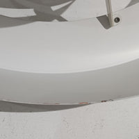 Jo HammerborgがFog & Morupのためにデザインした「Equator」は、直径40cmの存在感あるスチール製ペンダントライトで、赤・黄色・青など多彩なカラーバリエーションが展開されていたモデルとして知られますが、本品は空間に優しく溶け込む上品なホワイトカラーが採用されています。スチール特有の程よい重量感と重厚な佇まいがあり、実際に吊るすとホワイトの柔らかな印象の中にしっかりとした質感が感じられるのも魅力です。同心円状に重なるシェードが光を柔らかく分散させ、眩しさを抑えつつ立体的な陰影を生み出す構造が特徴で、ダイニングやリビングの主照明として落ち着きのあるモダンなアクセントを添えます。ミニマルな造形の中に職人技が凝縮されており、経年で深まった塗装の質感がビンテージならではの魅力を一層引き立てています。