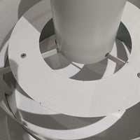 Jo HammerborgがFog & Morupのためにデザインした「Equator」は、直径40cmの存在感あるスチール製ペンダントライトで、赤・黄色・青など多彩なカラーバリエーションが展開されていたモデルとして知られますが、本品は空間に優しく溶け込む上品なホワイトカラーが採用されています。スチール特有の程よい重量感と重厚な佇まいがあり、実際に吊るすとホワイトの柔らかな印象の中にしっかりとした質感が感じられるのも魅力です。同心円状に重なるシェードが光を柔らかく分散させ、眩しさを抑えつつ立体的な陰影を生み出す構造が特徴で、ダイニングやリビングの主照明として落ち着きのあるモダンなアクセントを添えます。ミニマルな造形の中に職人技が凝縮されており、経年で深まった塗装の質感がビンテージならではの魅力を一層引き立てています。