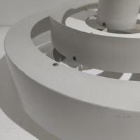 Jo HammerborgがFog & Morupのためにデザインした「Equator」は、直径40cmの存在感あるスチール製ペンダントライトで、赤・黄色・青など多彩なカラーバリエーションが展開されていたモデルとして知られますが、本品は空間に優しく溶け込む上品なホワイトカラーが採用されています。スチール特有の程よい重量感と重厚な佇まいがあり、実際に吊るすとホワイトの柔らかな印象の中にしっかりとした質感が感じられるのも魅力です。同心円状に重なるシェードが光を柔らかく分散させ、眩しさを抑えつつ立体的な陰影を生み出す構造が特徴で、ダイニングやリビングの主照明として落ち着きのあるモダンなアクセントを添えます。ミニマルな造形の中に職人技が凝縮されており、経年で深まった塗装の質感がビンテージならではの魅力を一層引き立てています。