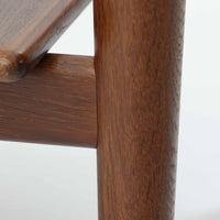 Hans J. Wegnerがデザインし、Getamaが製作したGE530オットマンです。ダークオーク材の力強い木目を活かした角の取れたフレームと、丸脚を組み合わせた端正な構造が特徴で、裏面には刻印も確認できます。程よい厚みのクッションは張り替え済みで、軽やかな生地が木部の深みのある色合いを引き立てます。同シリーズのラウンジチェアと合わせてはもちろん、単体でスツールや補助椅子としても活躍する、北欧ビンテージならではの質実剛健な一品です。