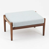 Hans J. Wegnerがデザインし、Getamaが製作したGE530オットマンです。ダークオーク材の力強い木目を活かした角の取れたフレームと、丸脚を組み合わせた端正な構造が特徴で、裏面には刻印も確認できます。程よい厚みのクッションは張り替え済みで、軽やかな生地が木部の深みのある色合いを引き立てます。同シリーズのラウンジチェアと合わせてはもちろん、単体でスツールや補助椅子としても活躍する、北欧ビンテージならではの質実剛健な一品です。