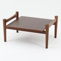 Hans J. Wegnerがデザインし、Getamaが製作したGE530オットマンです。ダークオーク材の力強い木目を活かした角の取れたフレームと、丸脚を組み合わせた端正な構造が特徴で、裏面には刻印も確認できます。程よい厚みのクッションは張り替え済みで、軽やかな生地が木部の深みのある色合いを引き立てます。同シリーズのラウンジチェアと合わせてはもちろん、単体でスツールや補助椅子としても活躍する、北欧ビンテージならではの質実剛健な一品です。