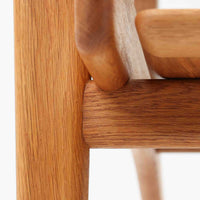 Hans J. Wegnerがデザインし、Getama社によって製作されたGE290は、構造の美しさと快適な座り心地を兼ね備えた北欧ビンテージを代表するシングルソファです。厚みのあるクッションと緩やかに傾斜した背もたれが身体を包み込み、自然と深いリラックス姿勢へと導きます。クッション内部にはビンテージ品ならではのスプリングが内包されており、しっかりとした弾力と安定感のある座り心地を生み出しています。オーク材のフレームは力強さと温かみを併せ持ち、アームから脚部にかけての造形にはウェグナーらしい彫刻的な魅力が感じられます。張地の落ち着いた色合いと、経年により深みを増した木部の表情が調和し、リビングや書斎で長く寄り添う一脚です。