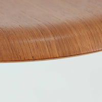 Arne Jacobsen(アルネ・ヤコブセン)がFritz Hansen(フリッツ・ハンセン)のために手掛けた有名なドットスツールは、チーク材の座面とスチールレッグを組み合わせた軽快な佇まいが魅力の北欧ビンテージ家具で、中でも希少なチークモデルとなるこちらは滑らかに成形された丸い座面が身体に心地よくフィットし、わずかに外側へ開いた3本脚が安定感を確保しつつ空間に軽やかな印象を添え、ミニマルな構造に宿る職人技と経年で深まった木肌と金属のコントラストが美しく、ダイニングのサブチェアや玄関、デスク横のサイドスツールとしても取り入れやすい一脚です。