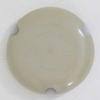 Arne Jacobsen(アルネ・ヤコブセン)がFritz Hansen(フリッツ・ハンセン)のために手掛けた有名なドットスツールは、チーク材の座面とスチールレッグを組み合わせた軽快な佇まいが魅力の北欧ビンテージ家具で、中でも希少なチークモデルとなるこちらは滑らかに成形された丸い座面が身体に心地よくフィットし、わずかに外側へ開いた3本脚が安定感を確保しつつ空間に軽やかな印象を添え、ミニマルな構造に宿る職人技と経年で深まった木肌と金属のコントラストが美しく、ダイニングのサブチェアや玄関、デスク横のサイドスツールとしても取り入れやすい一脚です。