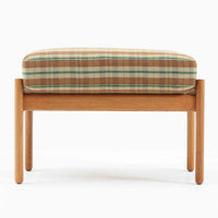 Hans J. Wegnerがデザインし、Getamaが製作したGE290オットマンです。オーク材の美しい木目を活かした無垢フレームは、丸みを帯びた脚部と貫構造により安定感と軽やかさを兼ね備えています。クッションは張り替え済みで、落ち着いたストライプ柄が木部の温かな色合いを引き立てます。同シリーズのラウンジチェアと組み合わせて快適な寛ぎを演出するのはもちろん、単体でもスツールとして活躍。経年で深みを増した素材感が、北欧ビンテージならではの上質な存在感を放つ一品です。クッション内部にはビンテージ品ならではのスプリングが内包されています。