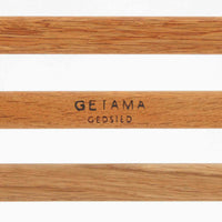 Hans J. Wegnerがデザインし、Getamaが製作したGE290オットマンです。オーク材の美しい木目を活かした無垢フレームは、丸みを帯びた脚部と貫構造により安定感と軽やかさを兼ね備えています。クッションは張り替え済みで、落ち着いたストライプ柄が木部の温かな色合いを引き立てます。同シリーズのラウンジチェアと組み合わせて快適な寛ぎを演出するのはもちろん、単体でもスツールとして活躍。経年で深みを増した素材感が、北欧ビンテージならではの上質な存在感を放つ一品です。クッション内部にはビンテージ品ならではのスプリングが内包されています。