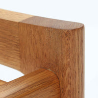 Hans J. Wegnerがデザインし、Getamaが製作したGE290オットマンです。オーク材の美しい木目を活かした無垢フレームは、丸みを帯びた脚部と貫構造により安定感と軽やかさを兼ね備えています。クッションは張り替え済みで、ライトブラウン色の張地が木部の温かな色合いと調和し、落ち着いた印象を与えます。内部にはビンテージ品ならではのスプリングが内包され、弾力ある座り心地も魅力。同シリーズのラウンジチェアと組み合わせてはもちろん、単体でもスツールとして活躍する、経年変化の味わい深い一品です。