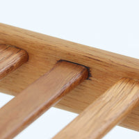 Hans J. Wegnerがデザインし、Getamaが製作したGE290オットマンです。オーク材の美しい木目を活かした無垢フレームは、丸みを帯びた脚部と貫構造により安定感と軽やかさを兼ね備えています。クッションは張り替え済みで、ライトブラウン色の張地が木部の温かな色合いと調和し、落ち着いた印象を与えます。内部にはビンテージ品ならではのスプリングが内包され、弾力ある座り心地も魅力。同シリーズのラウンジチェアと組み合わせてはもちろん、単体でもスツールとして活躍する、経年変化の味わい深い一品です。