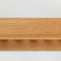 Hans J. Wegnerがデザインし、Getamaが製作したGE290オットマンです。オーク材の美しい木目を活かした無垢フレームは、丸みを帯びた脚部と貫構造により安定感と軽やかさを兼ね備えています。クッションは張り替え済みで、ライトブラウン色の張地が木部の温かな色合いと調和し、落ち着いた印象を与えます。内部にはビンテージ品ならではのスプリングが内包され、弾力ある座り心地も魅力。同シリーズのラウンジチェアと組み合わせてはもちろん、単体でもスツールとして活躍する、経年変化の味わい深い一品です。