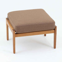 Hans J. Wegnerがデザインし、Getamaが製作したGE290オットマンです。オーク材の美しい木目を活かした無垢フレームは、丸みを帯びた脚部と貫構造により安定感と軽やかさを兼ね備えています。クッションは張り替え済みで、ライトブラウン色の張地が木部の温かな色合いと調和し、落ち着いた印象を与えます。内部にはビンテージ品ならではのスプリングが内包され、弾力ある座り心地も魅力。同シリーズのラウンジチェアと組み合わせてはもちろん、単体でもスツールとして活躍する、経年変化の味わい深い一品です。