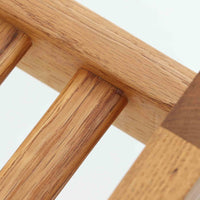 Hans J. Wegnerがデザインし、Getamaが製作したGE290オットマンです。オーク材の美しい木目を活かした無垢フレームは、丸みを帯びた脚部と貫構造により安定感と軽やかさを兼ね備えています。クッションは張り替え済みで、ライトブラウン色の張地が木部の温かな色合いと調和し、落ち着いた印象を与えます。内部にはビンテージ品ならではのスプリングが内包され、弾力ある座り心地も魅力。同シリーズのラウンジチェアと組み合わせてはもちろん、単体でもスツールとして活躍する、経年変化の味わい深い一品です。