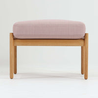 Hans J. Wegnerがデザインし、Getamaが製作したGE290オットマンです。オーク材の美しい木目を活かした無垢フレームは、丸みを帯びた脚部と貫構造により安定感と軽やかさを兼ね備えています。クッションは新たに張り替え済みで、柔らかなサクラ色(ピンク)の張地が、オーク材の温かな質感に優しい彩りを添え、上品で華やかな印象を与えます。内部にはビンテージ品ならではのスプリングが内包され、弾力ある座り心地も魅力。同シリーズのラウンジチェアと組み合わせてはもちろん、単体でもスツールとして活躍する、経年変化の味わい深い一品です。