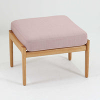 Hans J. Wegnerがデザインし、Getamaが製作したGE290オットマンです。オーク材の美しい木目を活かした無垢フレームは、丸みを帯びた脚部と貫構造により安定感と軽やかさを兼ね備えています。クッションは新たに張り替え済みで、柔らかなサクラ色(ピンク)の張地が、オーク材の温かな質感に優しい彩りを添え、上品で華やかな印象を与えます。内部にはビンテージ品ならではのスプリングが内包され、弾力ある座り心地も魅力。同シリーズのラウンジチェアと組み合わせてはもちろん、単体でもスツールとして活躍する、経年変化の味わい深い一品です。