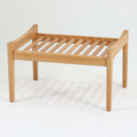 Hans J. Wegnerがデザインし、Getamaが製作したGE290オットマンです。オーク材の美しい木目を活かした無垢フレームは、丸みを帯びた脚部と貫構造により安定感と軽やかさを兼ね備えています。クッションは新たに張り替え済みで、柔らかなサクラ色(ピンク)の張地が、オーク材の温かな質感に優しい彩りを添え、上品で華やかな印象を与えます。内部にはビンテージ品ならではのスプリングが内包され、弾力ある座り心地も魅力。同シリーズのラウンジチェアと組み合わせてはもちろん、単体でもスツールとして活躍する、経年変化の味わい深い一品です。