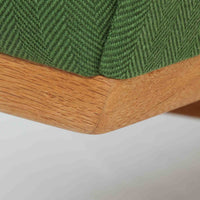 Hans J. Wegnerがデザインし、Getamaより製作されたGE236トリプルソファです。オーク材のフレームと直線を基調とした端正なフォルムが美しく、背面に配された横桟の意匠は後ろ姿まで印象的に演出します。ゆったりとした3人掛けの座面とクッションは快適な座り心地を実現し、リビングの主役として存在感を放ちます。ウェグナーらしい機能美と職人技が息づく設計に加え、経年により深みを増した木肌の風合いが北欧ビンテージならではの魅力を引き立てる希少な一台です。