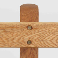 Hans J. Wegnerがデザインし、Getamaより製作されたGE236トリプルソファです。オーク材のフレームと直線を基調とした端正なフォルムが美しく、背面に配された横桟の意匠は後ろ姿まで印象的に演出します。ゆったりとした3人掛けの座面とクッションは快適な座り心地を実現し、リビングの主役として存在感を放ちます。ウェグナーらしい機能美と職人技が息づく設計に加え、経年により深みを増した木肌の風合いが北欧ビンテージならではの魅力を引き立てる希少な一台です。