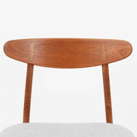 CH30は、ハンス・J・ウェグナーがデザインし、Carl Hansen & Son社によって製造された名作ダイニングチェア。チーク材とオーク材を組み合わせた美しいコントラストが特徴で、木の温もりと洗練されたフォルムが魅力です。特に背もたれと後ろ脚の繋ぎ目は、そのデザインの特徴となっており、独自性とクラフトマンシップの見本と言えるでしょう。背もたれにチーク材が使用された希少なモデルです。人気のため現在復刻されましたが、チーク材とオーク材の組み合わせはビンテージ品でのみ入手可能です。