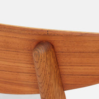 CH30は、ハンス・J・ウェグナーがデザインし、Carl Hansen & Son社によって製造された名作ダイニングチェア。チーク材とオーク材を組み合わせた美しいコントラストが特徴で、木の温もりと洗練されたフォルムが魅力です。特に背もたれと後ろ脚の繋ぎ目は、そのデザインの特徴となっており、独自性とクラフトマンシップの見本と言えるでしょう。背もたれにチーク材が使用された希少なモデルです。人気のため現在復刻されましたが、チーク材とオーク材の組み合わせはビンテージ品でのみ入手可能です。