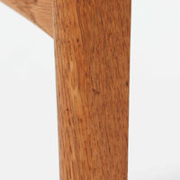 CH30は、ハンス・J・ウェグナーがデザインし、Carl Hansen & Son社によって製造された名作ダイニングチェア。チーク材とオーク材を組み合わせた美しいコントラストが特徴で、木の温もりと洗練されたフォルムが魅力です。特に背もたれと後ろ脚の繋ぎ目は、そのデザインの特徴となっており、独自性とクラフトマンシップの見本と言えるでしょう。背もたれにチーク材が使用された希少なモデルです。人気のため現在復刻されましたが、チーク材とオーク材の組み合わせはビンテージ品でのみ入手可能です。