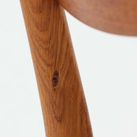 CH30は、ハンス・J・ウェグナーがデザインし、Carl Hansen & Son社によって製造された名作ダイニングチェア。チーク材とオーク材を組み合わせた美しいコントラストが特徴で、木の温もりと洗練されたフォルムが魅力です。特に背もたれと後ろ脚の繋ぎ目は、そのデザインの特徴となっており、独自性とクラフトマンシップの見本と言えるでしょう。背もたれにチーク材が使用された希少なモデルです。人気のため現在復刻されましたが、チーク材とオーク材の組み合わせはビンテージ品でのみ入手可能です。