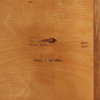 CH30は、ハンス・J・ウェグナーがデザインし、Carl Hansen & Son社によって製造された名作ダイニングチェア。チーク材とオーク材を組み合わせた美しいコントラストが特徴で、木の温もりと洗練されたフォルムが魅力です。特に背もたれと後ろ脚の繋ぎ目は、そのデザインの特徴となっており、独自性とクラフトマンシップの見本と言えるでしょう。背もたれにチーク材が使用された希少なモデルです。人気のため現在復刻されましたが、チーク材とオーク材の組み合わせはビンテージ品でのみ入手可能です。