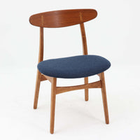 CH30は、ハンス・J・ウェグナーがデザインし、Carl Hansen & Son社によって製造された名作ダイニングチェア。チーク材とオーク材を組み合わせた美しいコントラストが特徴で、木の温もりと洗練されたフォルムが魅力です。特に背もたれと後ろ脚の繋ぎ目は、そのデザインの特徴となっており、独自性とクラフトマンシップの見本と言えるでしょう。背もたれにチーク材が使用された希少なモデルです。人気のため現在復刻されましたが、チーク材とオーク材の組み合わせはビンテージ品でのみ入手可能です。