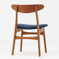 CH30は、ハンス・J・ウェグナーがデザインし、Carl Hansen & Son社によって製造された名作ダイニングチェア。チーク材とオーク材を組み合わせた美しいコントラストが特徴で、木の温もりと洗練されたフォルムが魅力です。特に背もたれと後ろ脚の繋ぎ目は、そのデザインの特徴となっており、独自性とクラフトマンシップの見本と言えるでしょう。背もたれにチーク材が使用された希少なモデルです。人気のため現在復刻されましたが、チーク材とオーク材の組み合わせはビンテージ品でのみ入手可能です。
